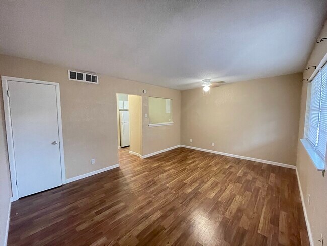 Building Photo - 327 E Locust St