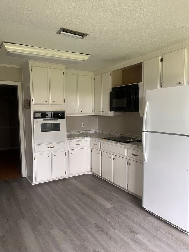 Building Photo - 5351 Golf Dr