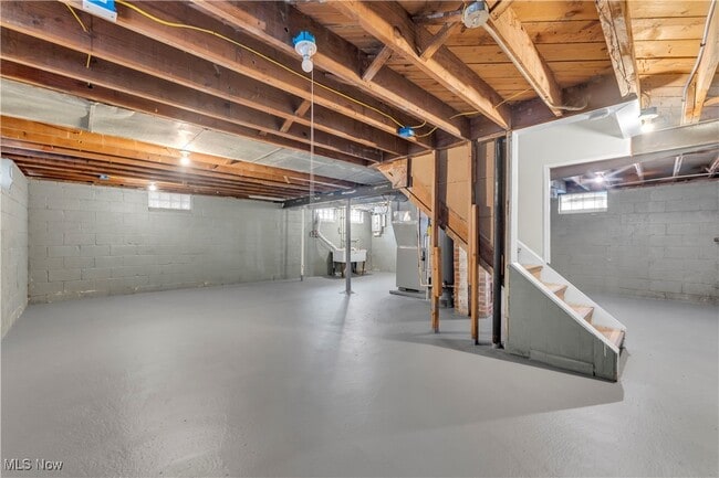 Building Photo - 20160 Beachview Dr