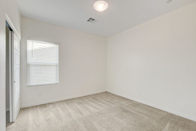 Building Photo - 4 Bedroom Townhouse in Tule Springs