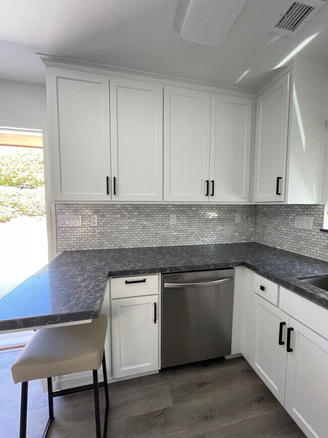 Building Photo - 703 W College St