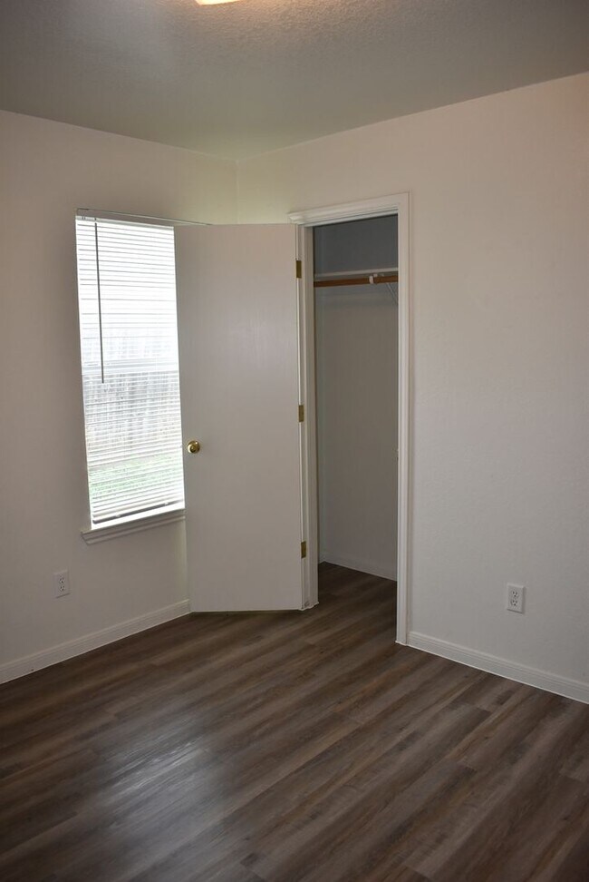 Building Photo - 404 Dale Ave