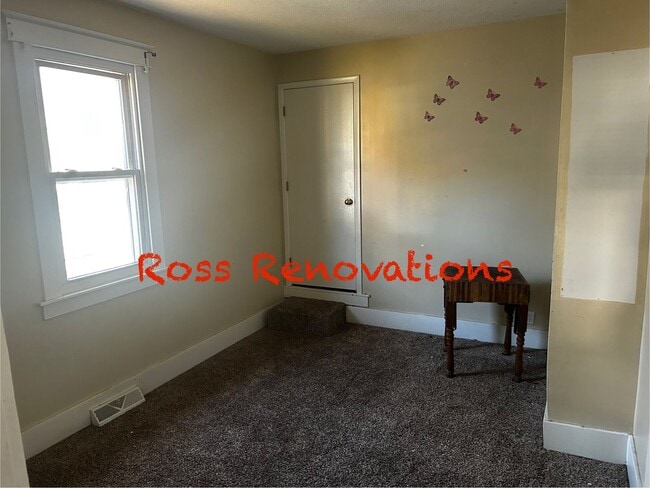 Building Photo - Close to Schools and Shopping