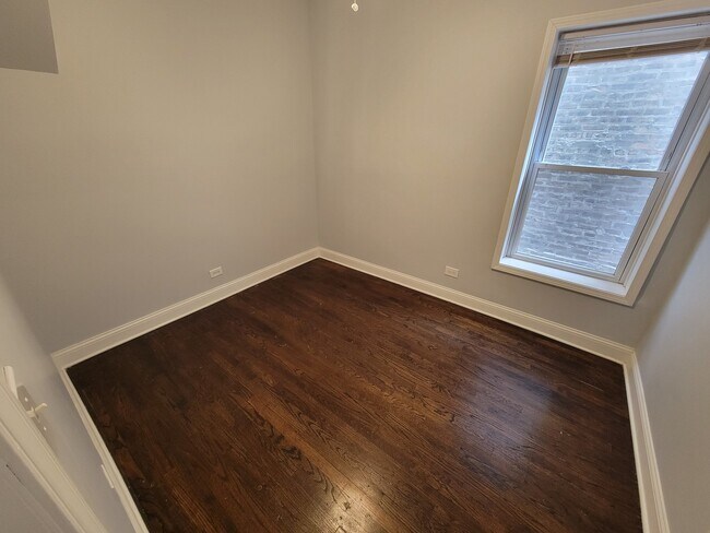 Building Photo - 4849 N Sawyer Ave