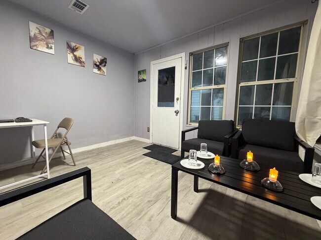 Building Photo - 110 Cimarron Ln