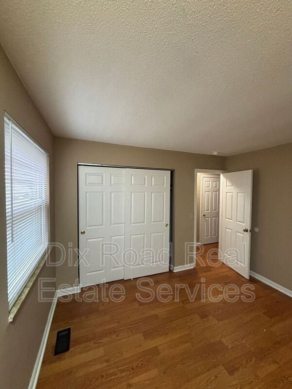 Building Photo - 3701 Greenview Dr