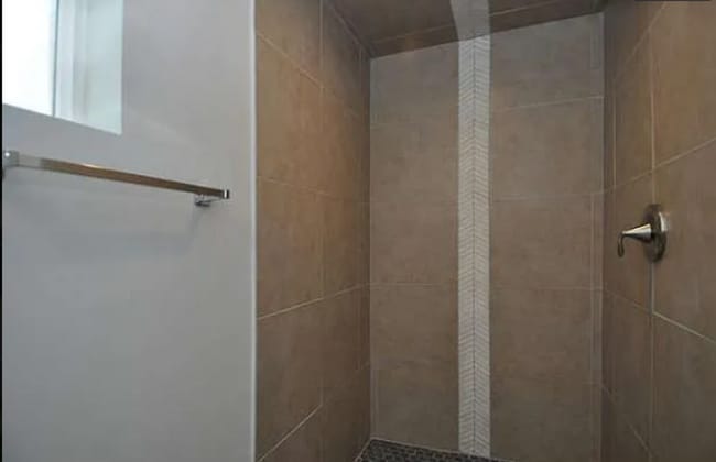 Building Photo - 4 Bedroom/ 2 Bathroom house in Midvale