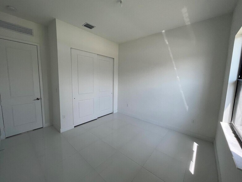 Building Photo - 4398 SW 173rd Ave