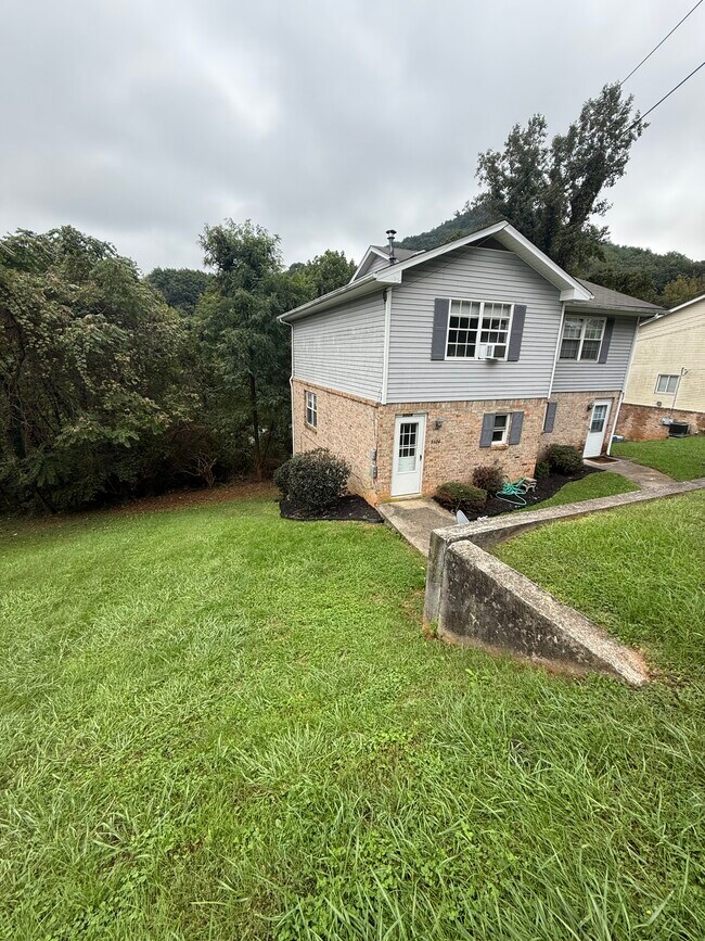 Building Photo - 5326 Carolyn Cir