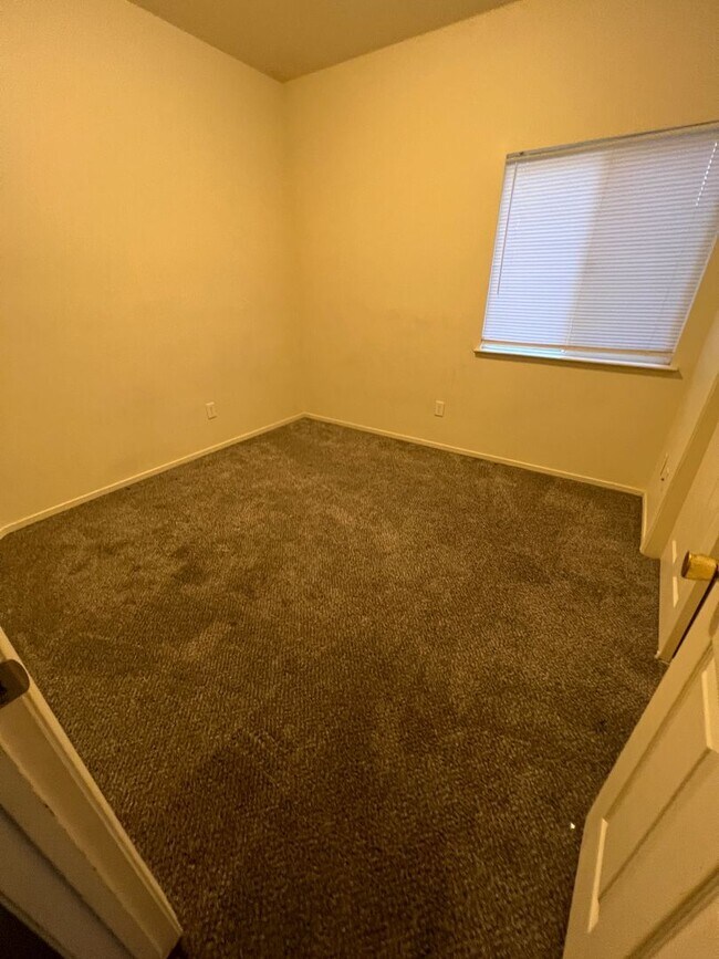 Building Photo - 1920 Fern Dr