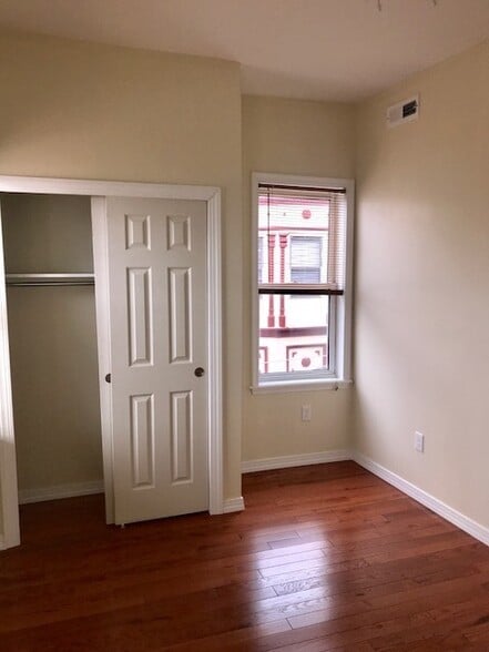 Building Photo - Great 2BR/1BA Queen Village Apartment Available Now