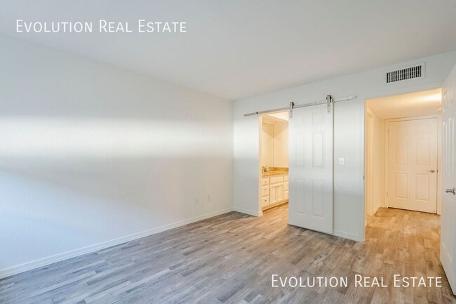 Building Photo - MOVE IN SPECIAL - FREE RENT!! Modern 1BR/1...