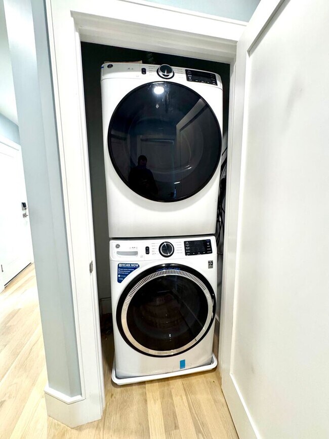 Building Photo - BROOKLINE 3 BED/2 BATH WITH CENTRAL AIR & IN-UNIT LAUNDRY!