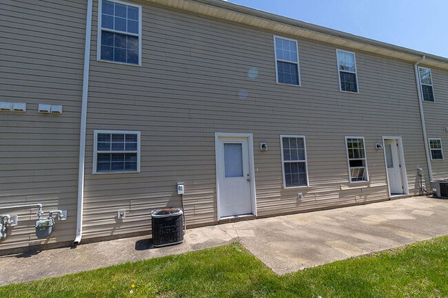 Building Photo - 5000 Derby Ridge Dr