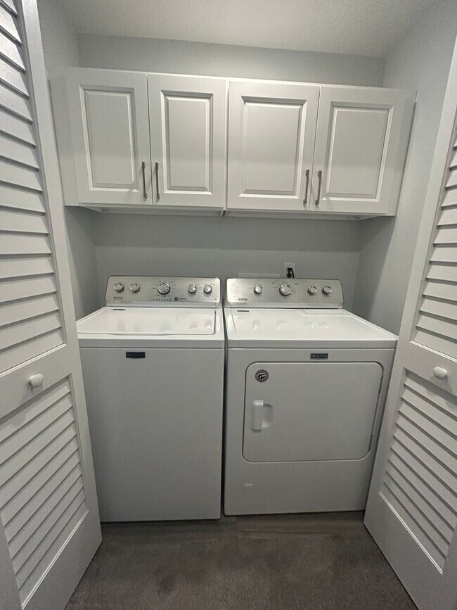 Building Photo - 2 Bed 2.5 bath townhome located on the golf course!