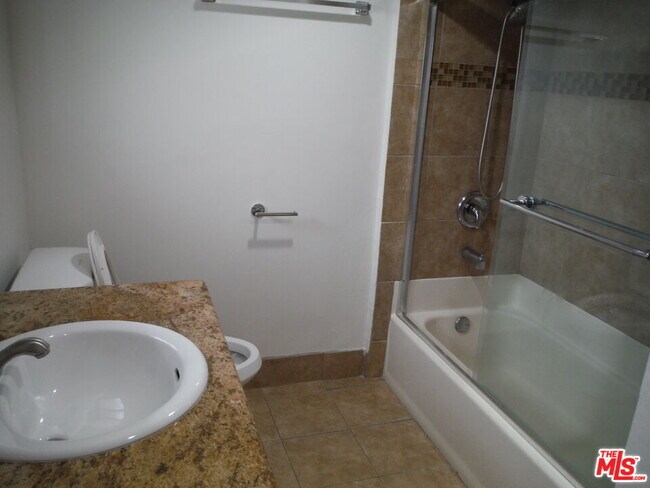 Building Photo - 1805 W 12th Pl