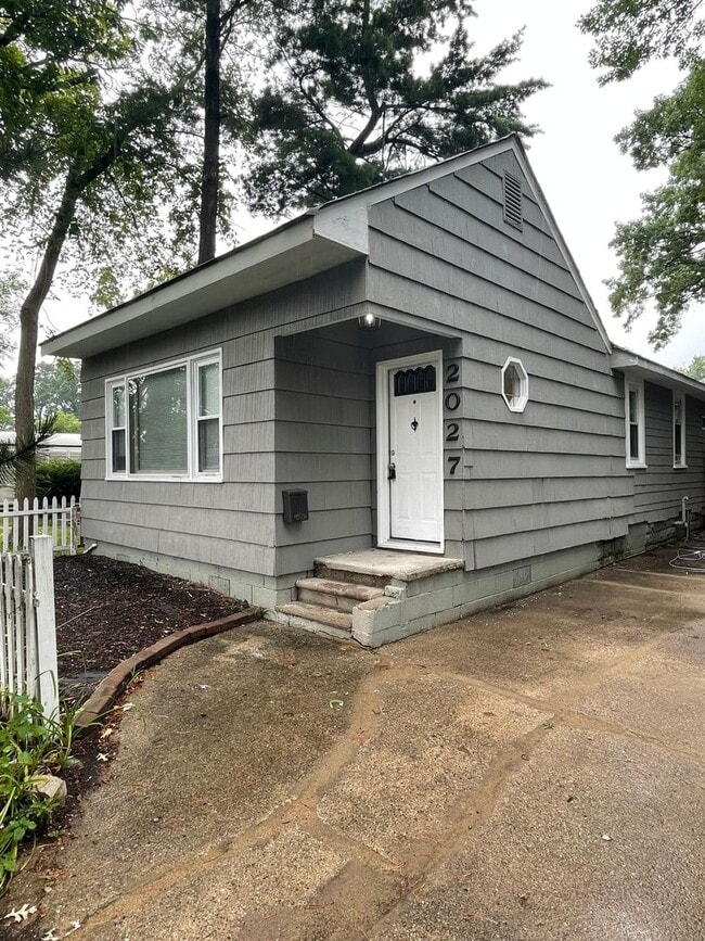 Building Photo - Nicely updated 2bd/2ba bungalow in Royal Oak w/ master bathroom suite