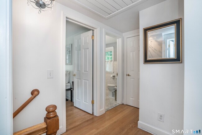 Building Photo - 25 Greensview Dr