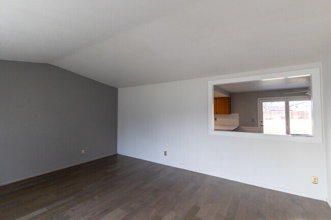 Building Photo - 1132 S Amaya Ave