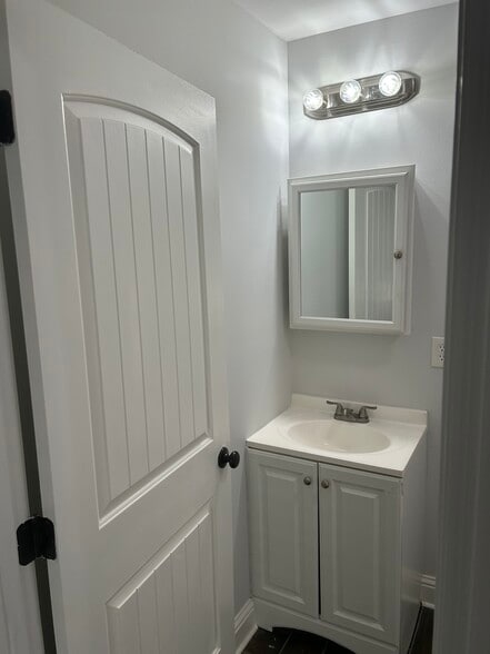 Building Photo - 193 Chevrolet St