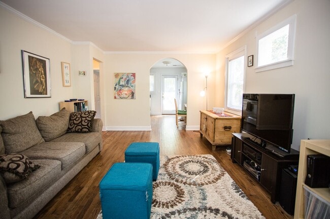 Building Photo - Cute and Quiet West Side Duplex!