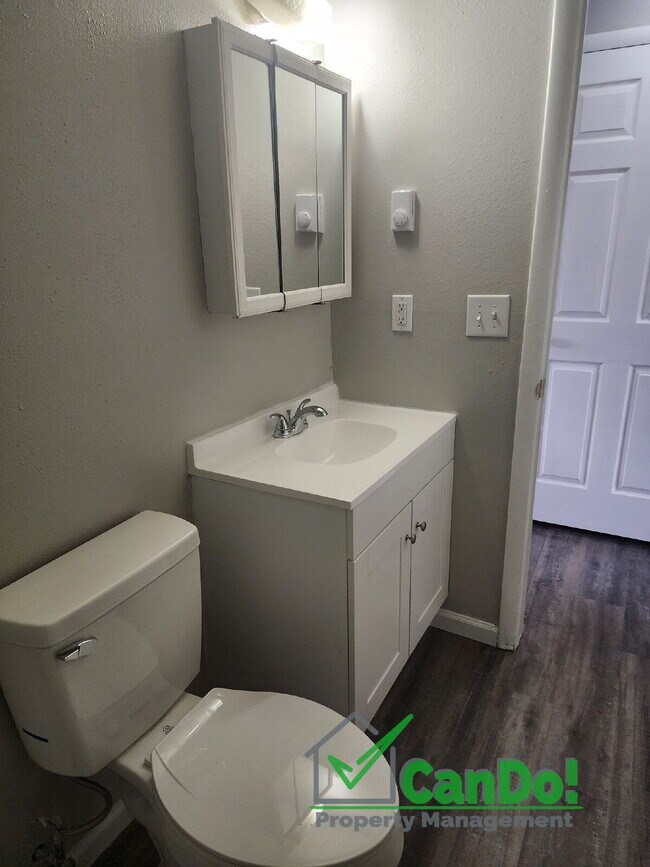 Building Photo - Newly remodeled 2 bedroom, 1 bathroom apartment in Blackfoot with Fiber Internet- Available in Oc...
