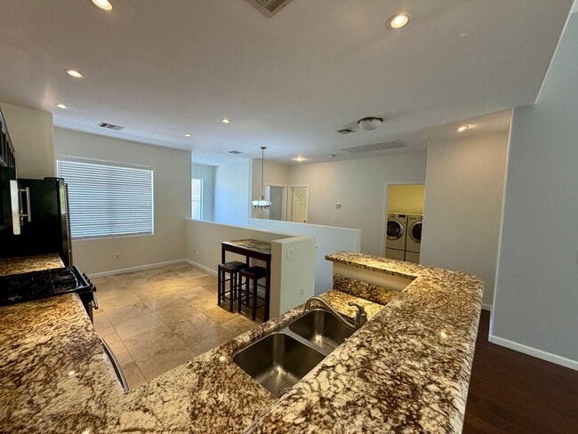 Building Photo - Close to shopping and easy access to Freeway!!!