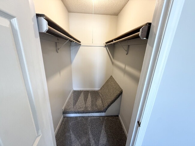 Building Photo - 2 Bedroom/1 Bath Unit w/ An Attached Garage *READY NOW*