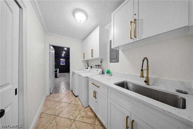 Building Photo - 2473 Poinciana St