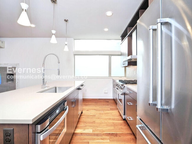 Building Photo - 2618 Eastlake Ave E