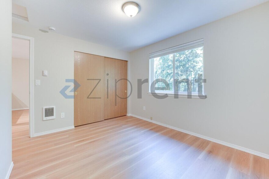 Building Photo - Unit n/a