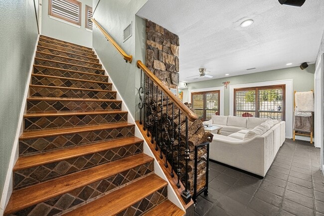 Building Photo - 202 E 7th St