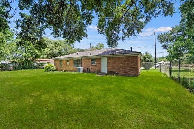 Building Photo - 2304 Cedar Bayou Rd