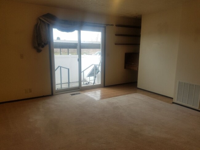 Building Photo - SPACIOUS, THREE LEVEL, 3 Bed 2.5 bath Town...