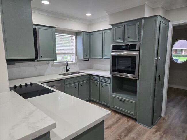 Building Photo - 1409 Drexel Dr