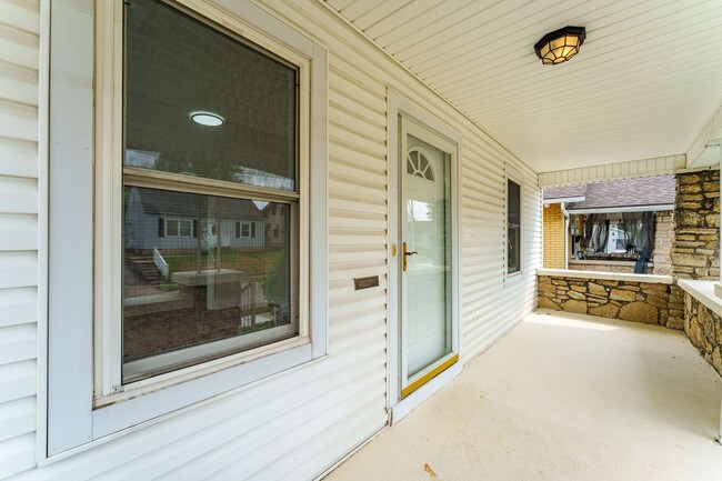 Building Photo - Remodeled 2 bedroom with off street parkin...