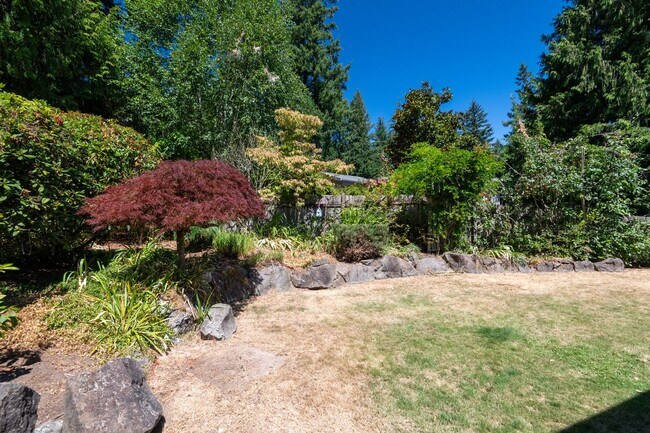Building Photo - Exceptional Bellevue Home | Lake Sammamish Views | 5 Bed | 3 Bath | 3,380 Sq Ft