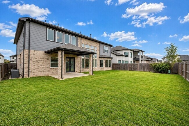 Building Photo - 10014 Oakwood Trl