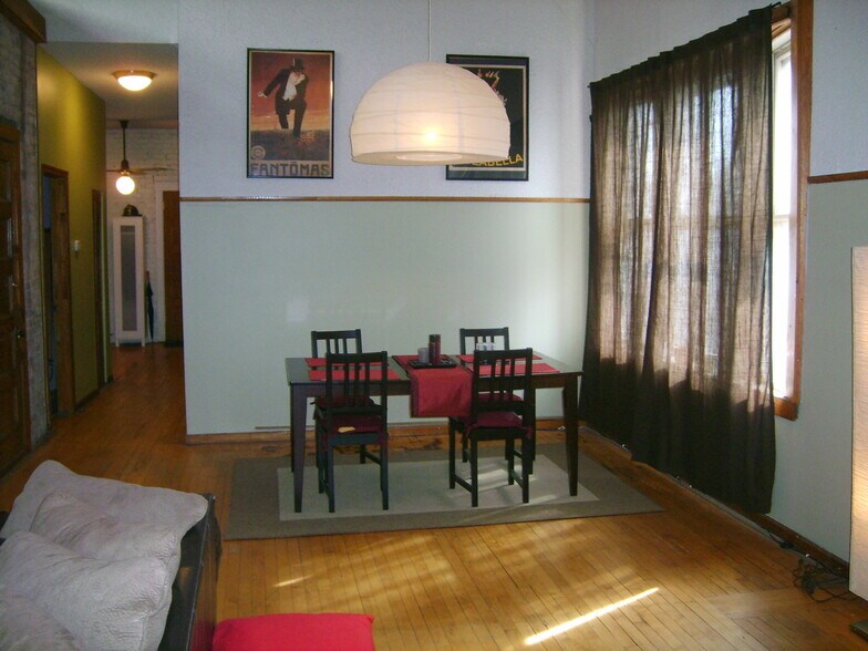 Building Photo - 2350 W Augusta Blvd