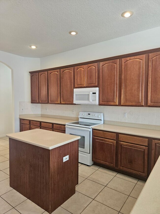 Building Photo - 4 BEDROOM 3 FULL BATH HOME WITH A SCREENED IN POOL IN THE BEAUTIFUL PALM COAST