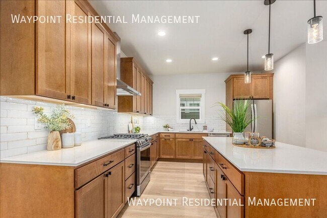 Building Photo - 1704 E Cutgrass Ln