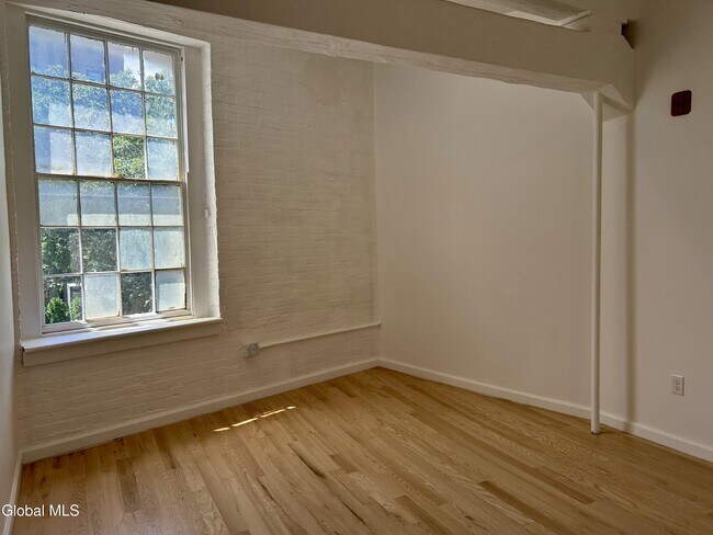 Building Photo - 155 River St