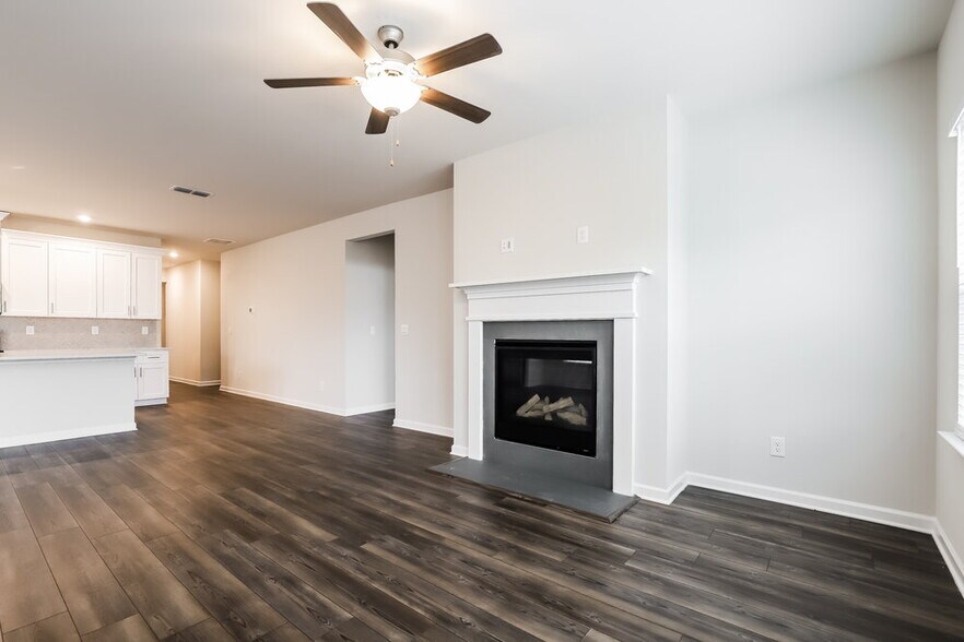 Building Photo - 5841 Hackberry Ln