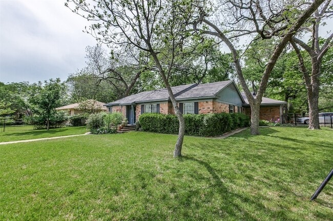 Building Photo - 9551 E Lake Highlands Dr