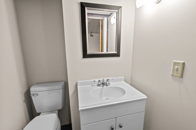 Building Photo - 5525 Sunnyside Dr