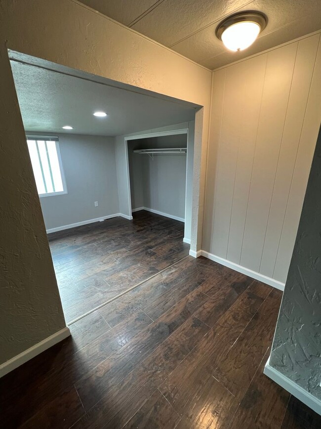 Building Photo - Newly remodeled 2/1 + bonus room located i...