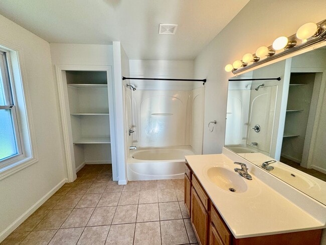 Building Photo - 5 Bedroom House - Available for Fall 2026 - Across from EMU!