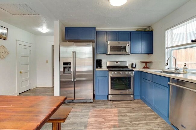 Building Photo - Downtown Bend Darling Cottage – Walk to Everything!