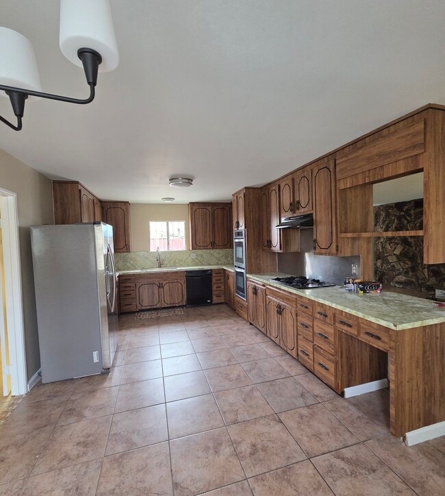 Building Photo - 4-Bed, 2.5-Bath House w/2-Car Garage & Pool