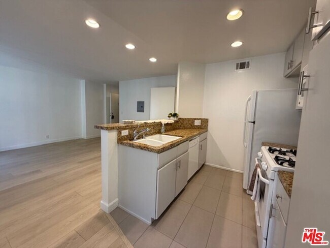 Building Photo - 4322 Matilija Ave